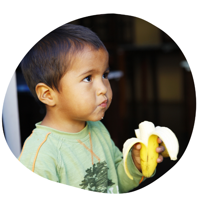 Bambino peruviano con Banana